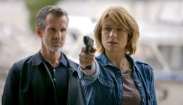 Karen (Corinna Harfouch) lernt bei Bruno (Ulrich Matthes) das Schie&szlig;en.