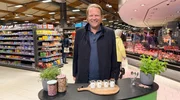 Bj&ouml;rn Freitag l&auml;sst Joghurt im Supermarkt verkosten.