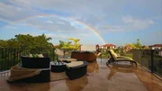Ein weitl&auml;ufiger Garten und eine riesige Terrasse: Yossi und Aviva David leben in Florida den amerikanischen Traum. Die beiden sind aus Israel in die USA ausgewandert und haben dort ein erfolgreiches Unternehmen aufgebaut. Der Pool des Ehepaares ist jedoch winzig und total veraltet. Aber das l&auml;sst sich &auml;ndern: Lucas Congdon und seine Helfer haben im "Sunshine State" genau die richtigen Ideen parat. Das Team entwirft f&uuml;r seine Kundschaft ein Hinterhof-Paradies im XXL-Format - inklusive Riesen-Whirlpool, Wasserrutsche und Freiluftk&uuml;che.