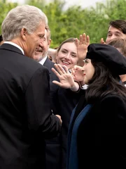 Clive Owen als Bill Clinton, Beanie Fieldstein als Monica Lewinsky.