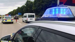 Sie ist die wichtigste Ost-West-Verbindung in Deutschland. Auf einer L&auml;nge von 473 Kilometern verbindet die A2 Berlin mit dem bedeutendsten wirtschaftlichen Ballungsraum der Republik - dem Ruhrpott. Die Doku zeigt den t&auml;glichen Irrsinn zwischen Staus, Termindruck und verzweifelter Parkplatzsuche.
