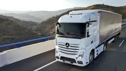 Bis ein Actros wie dieses Modell endlich auf die Stra&szlig;e kommt, sind hunderte Arbeitsschritte notwendig. Diese werden teils von Hand, teils durch Roboteranlagen ausgef&uuml;hrt.