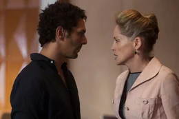 Staatsanw&auml;ltin Diane Francken (Sharon Stone) glaubt, Largo (Tomer Sisley) beziehungsweise sein Unternehmen seien in Menschenrechts-Verbrechen in Burma verstrickt.