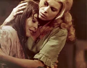 Verzeifelt kehrt Hetty Hutter (Carola Wied, r.) in die Arme ihrer Schwester Judith (Sophie Agacinski, l.) zurück. Sie konnte ihren Vater nicht befreien. Verzeifelt kehrt Hetty Hutter (Carola Wied, r.) in die Arme ihrer Schwester Judith (Sophie Agacinski, l.) zurück. Sie konnte ihren Vater nicht befreien.