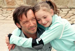 rbb Fernsehen EINE MUTTER F&Uuml;R ANNA, Deutschland 2005, Regie Peter Kahane, am Sonntag (03.07.11) um 15:40 Uhr. Der engagierte Journalist Klaus Berger (Michael Roll) und seine aufgeweckte Tochter Anna (Maria Ehrich) sind ein Herz und eine Seele.