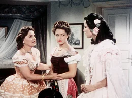 Ludovika (Magda Schneider, li.) bereitet ihre &auml;lteste Tochter Helene (Uta Franz, re.), genannt Nene, auf das Treffen mit dem &ouml;sterreichischen Kaiser vor. Die st&uuml;rmische, junge Sissi (Romy Schneider) st&ouml;rt da nur.