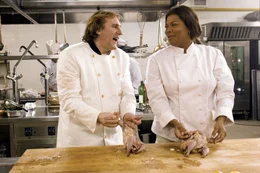 Georgia Byrd (Queen Latifah, r.) last sich von dem preisgekr&ouml;nten Koch Didier (G&eacute;rard Depardieu, l.) in die Geheimnisse der franz&ouml;sischen K&uuml;che einweihen ...