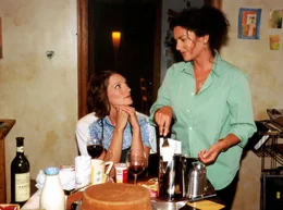 Anna (Christine Neubauer, re.) bespricht sich mit ihrer Freundin Barbara (Amalie Bizer).
