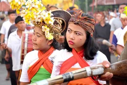 Gemeinsame Prozession von Hinduisten und Muslimen beim j&auml;hrlichen Lingsar Festival.