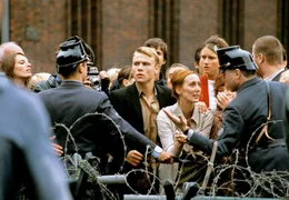 rbb Fernsehen DER ROTE KAKADU, am Sonntag (30.09.12) um 23:00 Uhr. Die DDR macht die Grenzen dicht &ndash; Siggi (Max Riemelt) fragt sich, ob seine Freundin es noch rechtzeitig in den Westen geschafft hat.