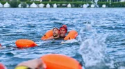 Paul Schott (Tim Wilde, r.) bringt Max Behringer (Jan Ruff, l.), der beim Freiwasser-Schwimmen kollabierte, zum Rettungsboot.