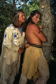 Winnetou (Pierre Brice, li.) kann den von Liebe geblendeten Wash-Ti (Janthan Joss, re.) leicht &uuml;berw&auml;ltigen.