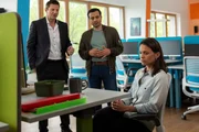 Die Kommissare Hansen (Igor Jeftić, l.) und Kaya (Baran H&ecirc;v&icirc;, M.) befragen die Grafikerin Emmy K&ouml;nig (Leni Adams, r.) zu ihrer Beziehung mit ihrem ermordeten Chef.
