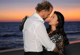 An einem romantischen Abend am Meer kommen Jan (Jochen Horst) und Anna (Christine Neubauer) sich n&auml;her.