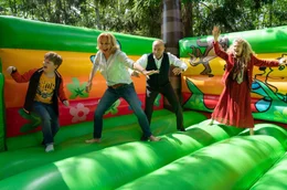 Jannik (Julius Weckauf, li.), Karin (Maren Kroymann), Gerhard (Heiner Lauterbach) und Philippa (Barbara Sukowa, re.) testen die H&uuml;pfburg