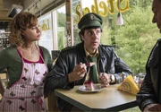 Hubert (Christian Tramitz, rechts) und Staller (Helmfried von L&uuml;ttichau, Mitte) lassen sich bei Sabrina (Carin C. Tietze) einen Erdbeerkuchen schmecken, um sich von den anstrengenden Ermittlungen zu erholen.
