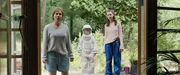 Tom (Theo Kretschmer), seine Schwester Nina (Lilli Lacher) und Mutter Vera (Eva L&ouml;bau) kommen bei den Gro&szlig;eltern zu Hause in Lunau an. Tom tr&auml;gt dabei seinen Astronautenanzug und Helm.