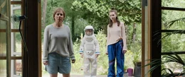 Tom (Theo Kretschmer), seine Schwester Nina (Lilli Lacher) und Mutter Vera (Eva L&ouml;bau) kommen bei den Gro&szlig;eltern zu Hause in Lunau an. Tom tr&auml;gt dabei seinen Astronautenanzug und Helm.