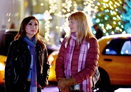 Allison Pyke (Brenda Song, l.) und Jill Johnson (Anastasia Phillips)  Die Verwendung des sendungsbezogenen Materials ist nur mit dem Hinweis und Verlinkung auf TVNOW gestattet.