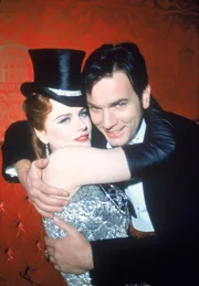 Satine (Nicole Kidman) und Christian (Ewan McGregor) verlieben sich nach einer kurzen Verwechslung schnell ineinander.
