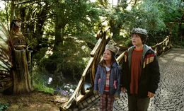 Um Leslie zu retten, m&uuml;ssen Jess (Josh Hutcherson, r.) und seine kleine Schwester May Belle (Bailee Madison, l.) die Br&uuml;cke nach Terabithia &uuml;berqueren ...