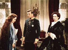 L-R: Prinzessin Elisabeth "Sissi" von Bayern (Romy Schneider), Kaiser Franz Joseph (Karlheinz B&ouml;hm), Erzherzogin Sophie (Vilma Degischer)
