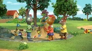 Das Gemeinschaftswerk ist vollendet: Die beste Sandburg der Welt! Das finden zumindest Pip, Posy und Zac. Das Gemeinschaftswerk ist vollendet: Die beste Sandburg der Welt! Das finden zumindest Pip, Posy und Zac.