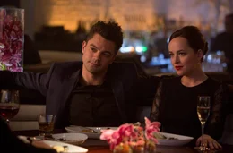 Dino (Dominic Cooper, l.) bietet dem alten Bekannten Tobey einen Deal an und fordert ihn schlie&szlig;lich zu einem illegalen Rennen auf.  Nachdem das Rennen f&uuml;r einen der Teilnehmer t&ouml;dlich endet, muss sich Dinos Freundin Anita (Dakota Johnson, r.) entscheiden, wem gegen&uuml;ber sie loyal ist ...