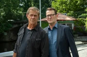 Finn (Sven Martinek, l.) und Lars (Ingo Naujoks, r.) vermuten, dass ihnen Jonas Nielsen, der beste Freund und Ruderpartner des Mordopfers, etwas verheimlicht.