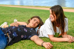 Devon (Brenton Thwaites) und Lucy (Lily Sullivan) verbringen einen wundervollen Tag miteinander, nachdem sie sich auf etwas unkonventionelle Weise kennengelernt haben.