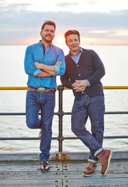 Während Jamie Oliver (r.) mit Hilfe der bewährten Küchenutensilien spektakuläre Gerichte Zaubert, testet Jimmy Doherty (l.) gerne die Grenzen des Möglichen aus und bastelt sich eins ums andere Mal auch selber das passende Kochgerät ...