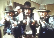 Der Sheriff von Barton (Sunshine Parker, M.) will Isaiah Edwards verhaften, weil er im Verdacht steht, zusammen mit den Younger Br&uuml;dern die Postkutsche &uuml;berfallen zu haben. Der Kutscher (Carl Pitti, r.) und der W&auml;chter (Ray Guth, l.) helfen dem Sheriff.