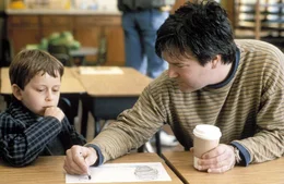 Drehpause: Regisseur Gore Verbinski, r. malt mit dem kleinen David Dorfman, l. ein Bild.