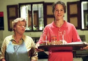 Voller Elan hilft Jonas (Max Felder) in der Kneipe seines Opas der netten Rosi (Christiane Blumhoff) beim Servieren.