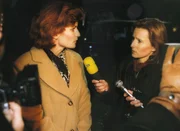 Anstaltsleiterin Evelyn Kaltenbach (Franziska Matthus) muss vor der Presse (re. Alexa Iwan) den gegl&uuml;ckten Ausbruch der beiden H&auml;ftlinge erkl&auml;ren.