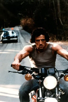Aus fadenscheinigen Gr&uuml;nden verhaftet Sheriff Teasle den friedlichen Vietnamveteranen Rambo (Sylvester Stallone), einen ehemaligen Einzelk&auml;mpfer der Green Berets ...