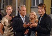 Juliane (Sabine Postel, 2.v.re.) ist entsetzt, als ihr Mann Max (Peter Sattmann) und seine Freundin Tanja (Katja Weitzenb&ouml;ck) ihrem Sohn Jonas (Sebastian Fischer) einen protzigen Sportwagen schenken.