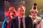 Schwierige Ermittlungen f&uuml;r Inspector John Barnaby (Neil Dudgeon, M.) in einem Zirkus: Es gibt einen t&ouml;dlichen Zwischenfall beim Auftritt der Clowns Les "Oucho" Morrison (Mike Grady, l.) und Terry "Groucho" Bellini (Kevin Eldon).