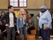 (v.l.n.r.) Dave Johnson (Max Greenfield); Gemma Johnson (Beth Behrs); Calvin Butler (Cedric the Entertainer)