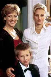 "Rosamunde Pilcher: Melodie der Herzen", Allyssa lebt seit dem Tod ihres Vaters in einem kleinen verschlafenen Ort. Sie ist mit George liiert, dem Neffen ihres Nachbarn Charles Roysten. Auch ihre Mutter Gwen liebt einen Roysten. Sie f&uuml;hlt sich zu Charles hingezogen, aber der scheint unnahbar, seit seine Frau ihn verlassen hat. Kurz vor dem Sommerball &uuml;berst&uuml;rzen sich die Ereignisse. Allyssas kleiner Bruder verungl&uuml;ckt, Missverst&auml;ndnisse, Eifersucht und Schuldzuweisungen entzweien die beiden Familien. Im Bild (v.li.): Olivia Silhavy, John Freigang, Nina Bagusat.