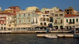 In den Tavernen an der Hafenpromenade von Agios Nikolaos herrscht reges Treiben.