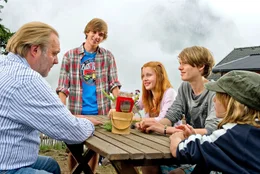 Bei einem gemeinsamen Ausflug kann Markus (Jan-Gregor Kremp, l.) allm&auml;hlich das Vertrauen von Toni (Til Schindler, 2.v.r.), Valerie (Alina Strau&szlig;) und Ludwig (Sandro Iannotta, re.) gewinnen &ndash; und Valerie findet in dem Kellner Kilian (Philipp Breitfuss) auch einen Verehrer.