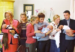 Hildegard Reimund (Ruth Maria Kubitschek, li.) ist &uuml;bergl&uuml;cklich: Ihre T&ouml;chter Susanne (Susanna Simon, 2.v.li.), Anja (Tina Ruland, 3.v.li.) und Regina (Marita Marschall, 2.v.re.) haben ihr fast zur gleichen Zeit ein Enkelkind geschenkt. Schwiegersohn Robert (Michael Roll) und Anjas Freundin Karin (Gesine Cukrowski) waren auch irgendwie beteiligt.
