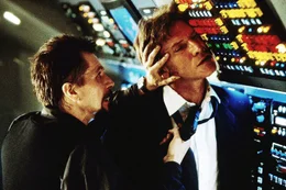 Ivan (Gary Oldman, l.) hat sich mit einer Truppe eiskalter Killer an Bord der "Air Force One" geschlichen, um den Pr&auml;sidenten (Harrison Ford) zu entf&uuml;hren.  +++ Die Verwendung des sendungsbezogenen Materials ist nur mit dem Hinweis und Verlinkung auf RTL+ gestattet. +++