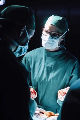Im Wettlauf mit der Zeit: Transplantationschirurgin Dr. Hellweg (Annette Frier, r.) muss jederzeit mit einem Anruf rechnen, dass Eurotransplant ein passendes Organ gefunden hat ...
