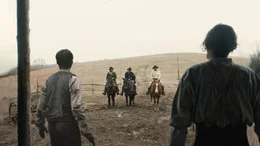Der verwitwete Farmer Henry McCarty (Tim Blake Nelson, re.) und sein 15-j&auml;hriger Sohn Wyatt (Gavin Lewis, li.) f&uuml;hren ein einfaches Leben auf einer abgelegenen Farm und bekommen Besuch von drei M&auml;nnern, die sich als Sheriffs ausgeben.