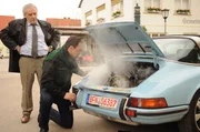 Mike versucht den Fehler beim Auto so schnell wie möglich zu beheben. Von links: Kunde Herr Frei (Bartholomäus Sailer) und Mike Preissinger (Harry Blank).