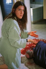 Walter (Katy Karrenbauer) hat den ermordeten Zöllner (Wolfgang Finck) im Bad gefunden. Blutverschmiert wird sie von Dagmar überrascht... Walter (Katy Karrenbauer) hat den ermordeten Zöllner (Wolfgang Finck) im Bad gefunden. Blutverschmiert wird sie von Dagmar überrascht...