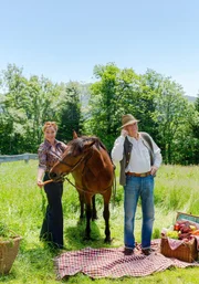 Barthl (Friedrich von Thun) und Sophie (Aglaia Szyszkowitz) beherbergen das Pferd eines Fremden.