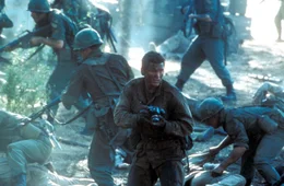 Das Grauen nimmt kein Ende: Kriegsfotograf Joe Galloway (Barry Pepper, 2.v.r.) ...